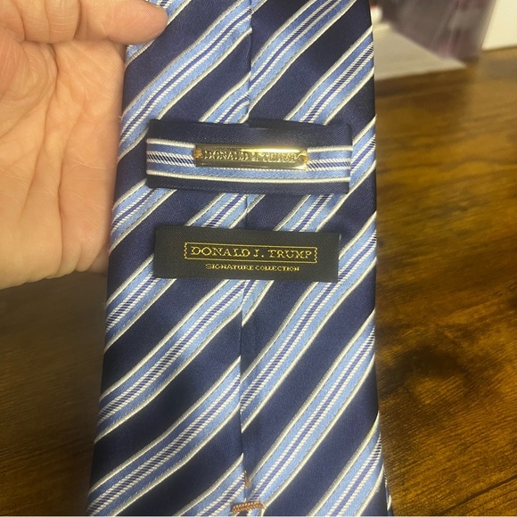 Donald Trump Signature Collection Silk Tie Blue Stripe 59” Length X 3.5” Width - Picture 2 of 5